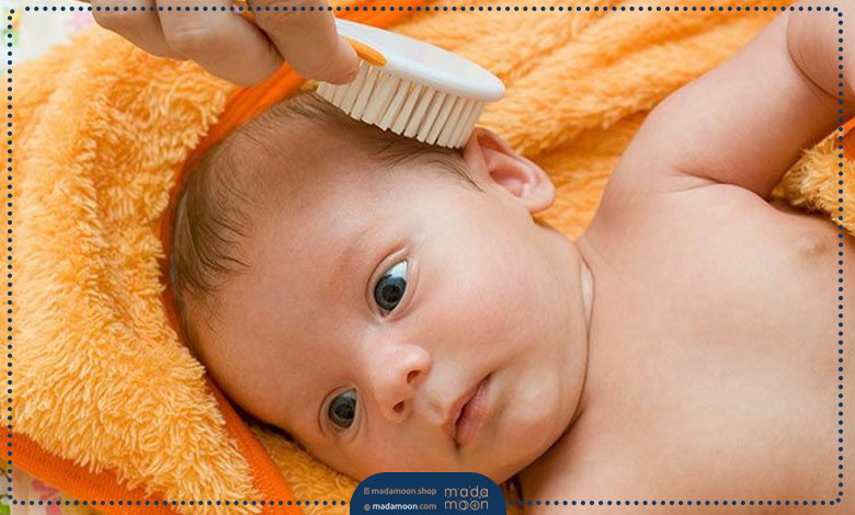 شانه زدن مو یکی از راه‌های درمان بیماری درماتیت سبوره در نوزادان (کلاه گهواره)